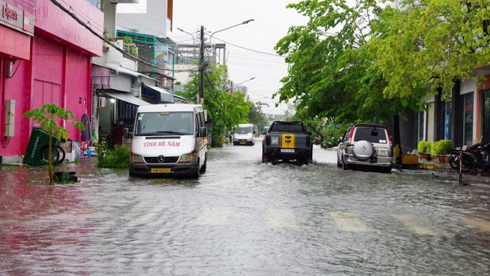 Cơ quan chuyên môn khuyến cáo người dân cần chủ động chọn tuyến đường di chuyển phù hợp, giữ khoảng cách an toàn và hạn chế đi vào các đoạn nước ngập sâu để đảm bảo an toàn tính mạng và tài sản.
