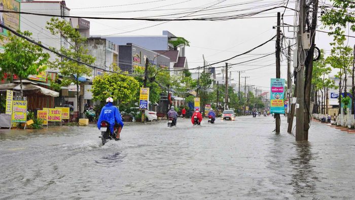 Tình trạng tương tự được ghi nhận trên một số tuyến đường như: Trần Văn Thời, Lê Hồng Phong, Nguyễn Đình Chiểu, Nguyễn Công Trứ, Trần Hưng Đạo... khiến các phương tiện di chuyển vô cùng khó khăn.