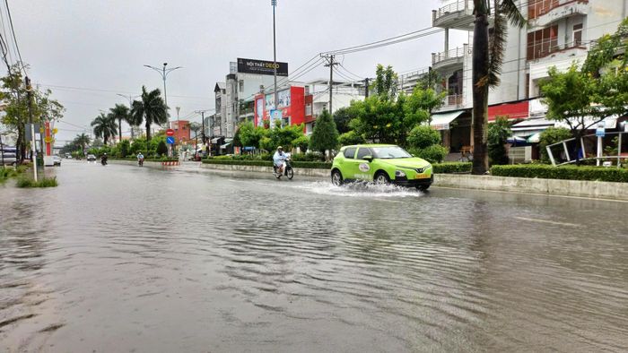 Theo ghi nhận từ Đài Khí tượng Thủy văn tỉnh Cà Mau, tổng lượng mưa đo được trong 24 giờ qua tại nhiều trạm ở mức rất cao. Cụ thể, trạm Lương Thế Trân đạt 188,2mm, Khánh Tiến 141,6mm, Tân Tiến 132,4mm, Đầm Dơi 109,4mm và Tạ An Khương Đông 106,4mm…