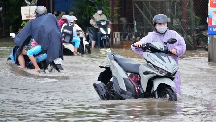 Phụ huynh chật vật để đưa rước con đến trường trên tuyến đường Nguyễn Thị Minh Khai, nhất là khu vực các ngã ba nối vào Khu dân cư Nhựt Hồng - Sao Mai (khóm Bà Điều).