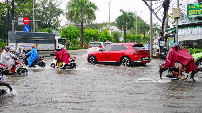Nguy cơ ngập úng diện rộng tại các khu vực trũng thấp, vùng ven sông, ven biển và ngoài đê bao là rất lớn, đồng thời gia tăng nguy cơ sạt lở bờ sông, bờ biển.