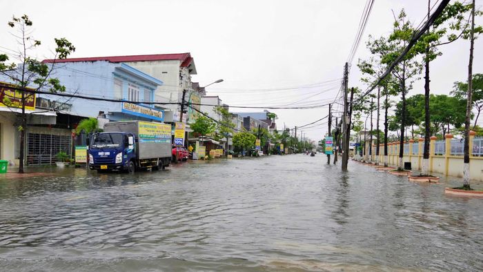 Ông Lê Văn Bông (người dân phường Tân Thành) cho biết: "Trong nhiều ngày qua khu vực trung tâm tỉnh Cà Mau xuất hiện mưa lớn liên tục, làm nhiều tuyến đường bị ngập sâu như: Phan Ngọc Hiển, đường 3/2, đường Trần Hưng Đạo, Phạm Ngũ Lão, Bùi Thị Tường, Nguyễn Thị Minh Khai… có nơi ngập hơn 40cm".