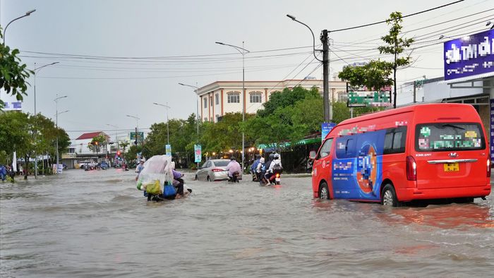 Tuyến đường Nguyễn Thị Minh Khai (phường Lý Văn Lâm, tỉnh Cà Mau) bị ngập rất sâu, khiến cho việc đi lại của người dân gặp nhiều khó khăn.