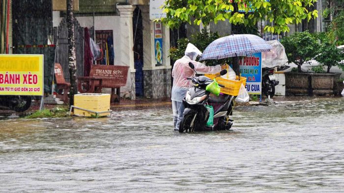 Đến trưa 23/9, khi học sinh tan học, lượng phương tiện trên nhiều tuyến đường vẫn còn ngập sâu.