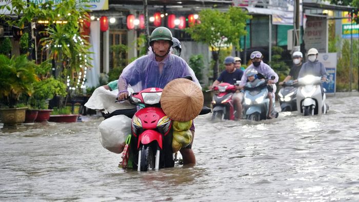 Ghi nhận từ khoảng 6h - 12h ngày 23/9, mưa lớn kéo dài diện rộng kết hợp cùng các đợt triều cường dâng cao đã làm nhiều tuyến đường giao thông trọng điểm khu vực nội ô thuộc các phường như: Lý Văn Lâm, An Xuyên, Tân Thành, tỉnh Cà Mau bị ngập sâu.