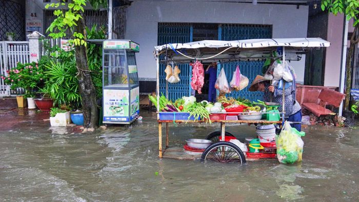 Tình trạng ngập nước trên đường Trần Văn Thời (phường Tân Thành) gây ảnh hưởng nghiêm trọng đến sinh hoạt, kinh doanh của người dân và tiềm ẩn nguy cơ hư hỏng hạ tầng đô thị.