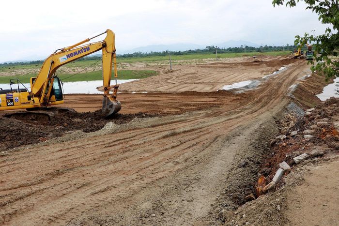 Nhờ được bàn giao mặt bằng sớm, các nhà thầu đã tập trung máy móc để thi công tuyến chính. (Ảnh: P.Q chụp tại xã Hoa Quân).
