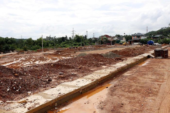 Các khu tái định cư cũng đang trong quá trình hoàn thiện để người dân chuyển đến xây dựng nhà cửa. (Ảnh: một góc Khu tái định cư ở xã Vạn An).