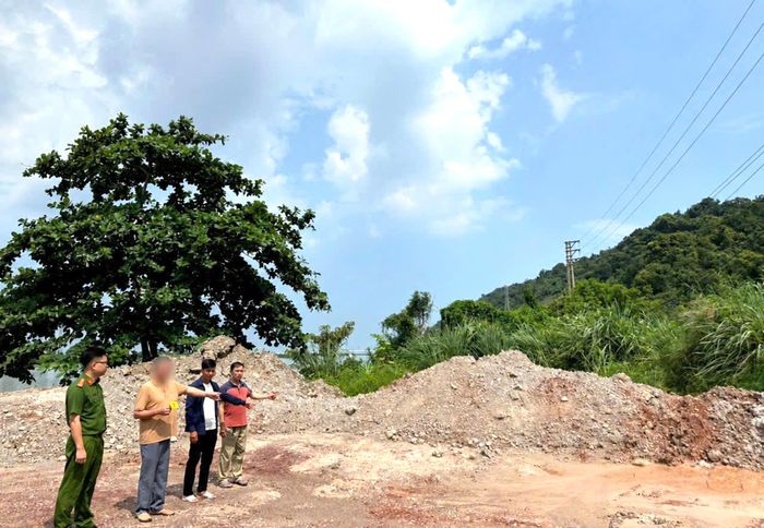 Bãi tập kết bã bê tông thải bỏ phát sinh từ quá trình vận hành Trạm trộn bê tông của Công ty Cổ phần Bê tông Quảng Ninh. (Ảnh: Công an thành phố Quảng Ninh).