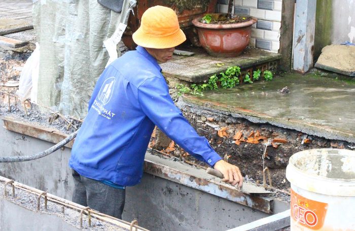 Công nhân thi công hệ thống thoát nước.
