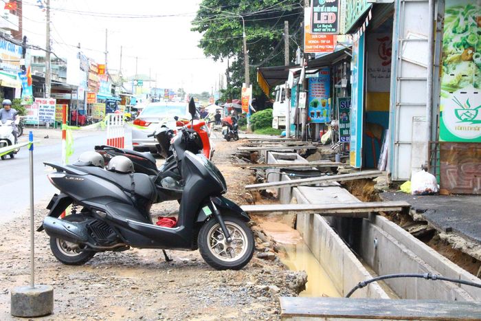 Thi công hệ thống thoát nước khu vực ngã ba giao giữa đường Bùi Trọng Nghĩa và Trần Văn Xã.