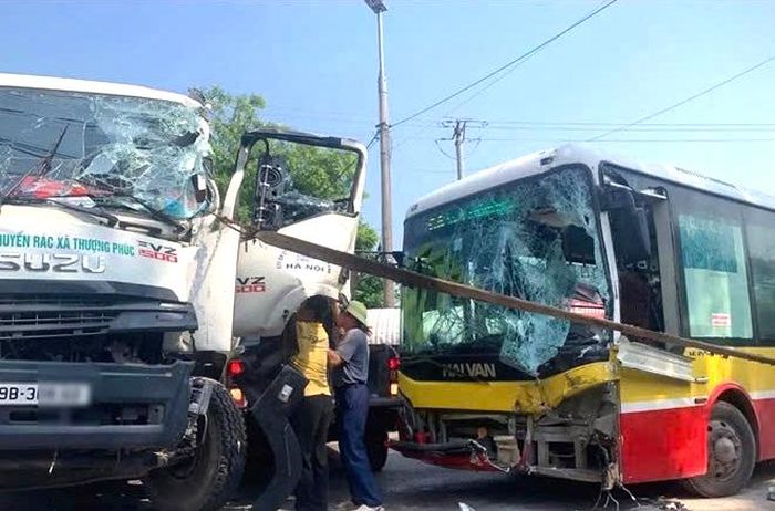 Hiện trường vụ va chạm giữa xe buýt và xe chở rác ngày 22/9.