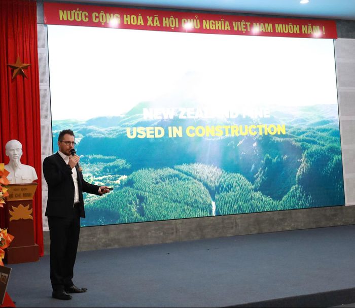 Ông Andrea Stocchero, chuyên gia đến từ New Zealand, Giám đốc sản phẩm kết cấu Sequal chia sẻ kinh nghiệm xây dựng tiêu chuẩn và ứng dụng gỗ thông New Zealand trong công trình.