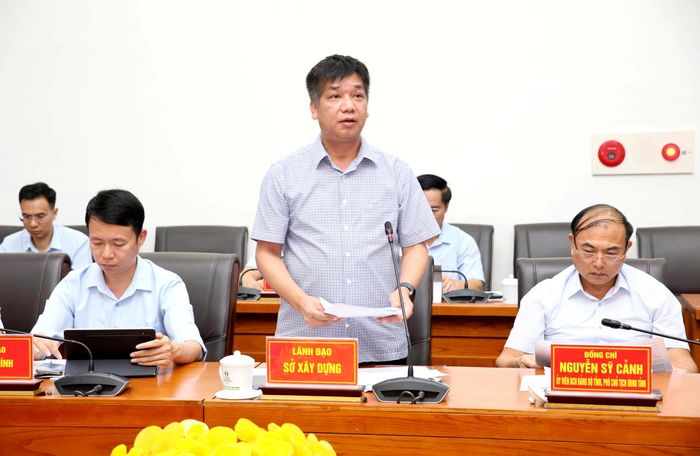 Ông Bùi Quang Vinh, Giám đốc Sở Xây dựng tỉnh Lai Châu phát biểu tại cuộc họp.