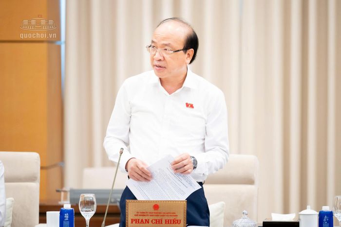 Chủ nhiệm Ủy ban Pháp luật và Tư pháp Phan Chí Hiếu trình bày Báo cáo thẩm tra. (Ảnh: Media Quốc hội).