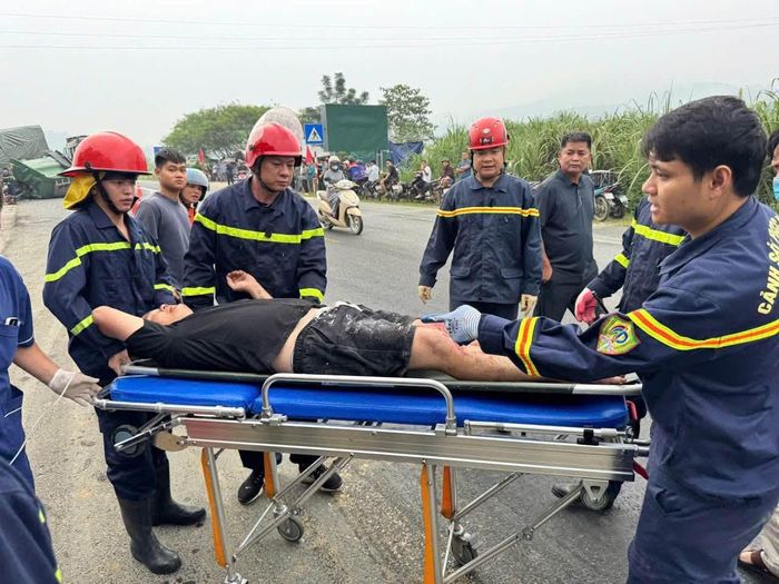 Anh Lừ Văn Tâm được lực lượng cứu nạn đưa ra khỏi cabin và đưa đi cấp cứu tại Bệnh viện Đa khoa Hòa Bình.
