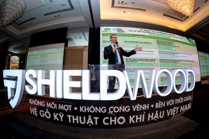 Các chuyên gia quốc tế chia sẻ tại Hội thảo.