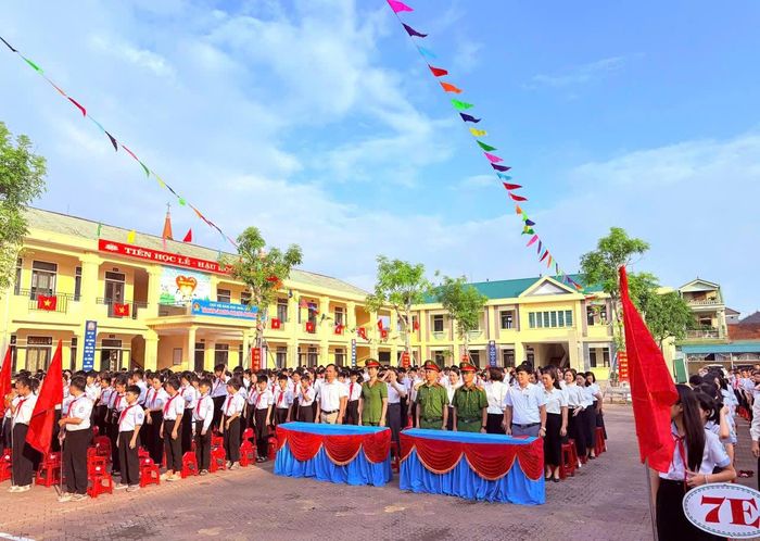 Trường THCS Nghi Xuân phối hợp với Công an xã Nghi Xuân tuyên truyền, giáo dục pháp luật cho học sinh.