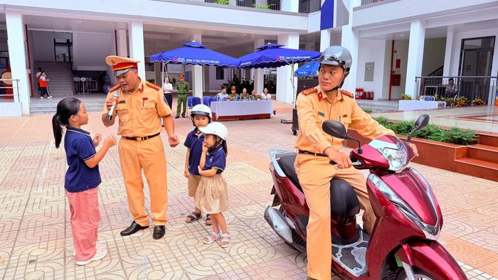 Học sinh Trường Tiểu học & THCS Lý Thường Kiệt giao lưu, xử lý các tình huống về an toàn giao thông.