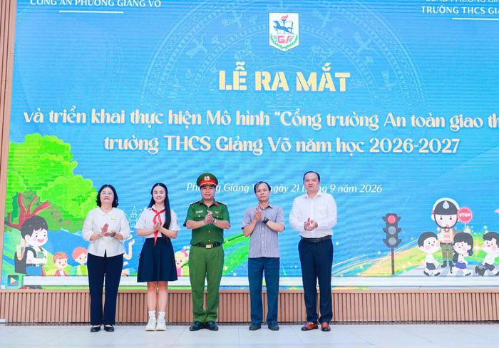 Hơn 5.000 học sinh Trường THCS Giảng Võ tham gia chương trình tuyên truyền về trật tự, an toàn giao thông.