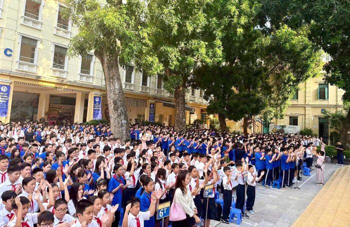 Học sinh Trường THCS Trưng Vương tham gia buổi tuyên truyền về an toàn giao thông.