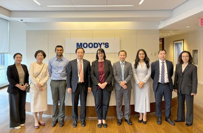 Đoàn công tác chụp ảnh lưu niệm với đại diện Moody’s tại Hoa Kỳ. Ảnh Thanh Bình