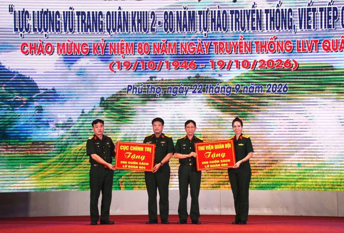 Cục Chính trị Quân khu 2 và Thư viện Quân đội tặng sách tượng trưng cho các đơn vị.