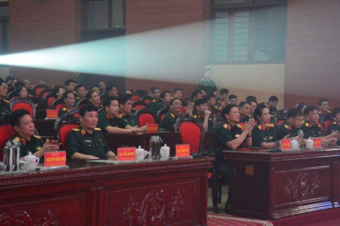 Các tướng lĩnh sĩ quan thủ trưởng Bộ Tư lệnh Quân khu 2 và đại diện các cơ quan đơn vị tham gia sự kiện