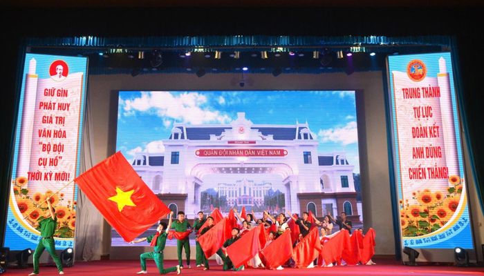 Những tiết mục của Đoàn Văn công Quân khu 2 đã làm nóng cả hội trường...