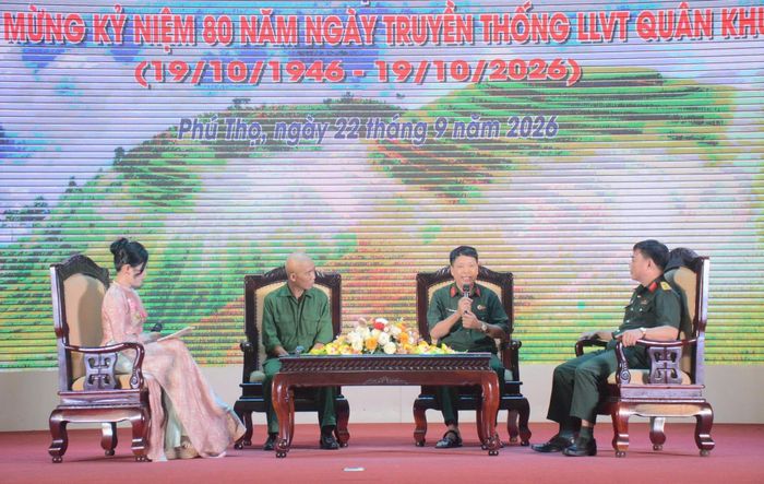 Trái qua: MC Thu Hoàn, nhạc sĩ Trương Quý Hải, nhà văn Đặng Vương Hưng và Đại tá Đào Ngọc Phương.