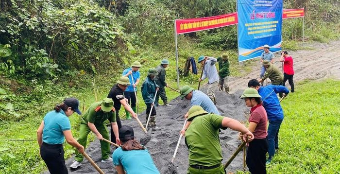 Cùng với nguồn lực đầu tư của Nhà nước, sự tham gia của người dân góp phần từng bước hoàn thiện hạ tầng, tạo thêm điều kiện phát triển kinh tế - xã hội ở vùng cao Lào Cai.