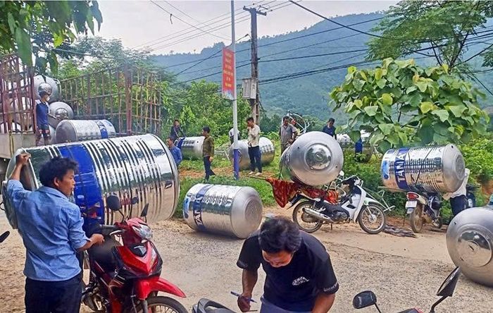 Hỗ trợ téc nước giúp các hộ dân vùng cao Lào Cai chủ động tích trữ nước sinh hoạt, từ những nhu cầu thiết yếu từng bước cải thiện chất lượng cuộc sống.