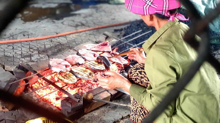 Du khách có thể trực tiếp trải nghiệm nướng cá. Ảnh: Nguyễn Diệu