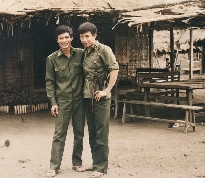 Đại tá Nguyễn Tiến Dũng ( bìa phải ) Chụp với anh Kỳ ( bảo tàng ) tại chiến trường K - Ảnh : NVCC