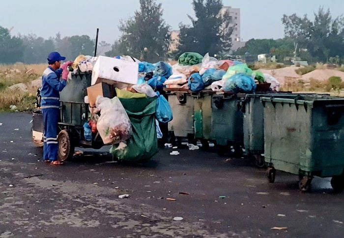 Thành phố yêu cầu kiên quyết xóa bỏ các điểm tập kết rác trái phép, điểm ô nhiễm kéo dài; không để phát sinh điểm rác tự phát, tồn lưu rác qua ngày, nhất là tại tuyến đường trung tâm, khu vực công cộng và nơi tập trung đông du khách.