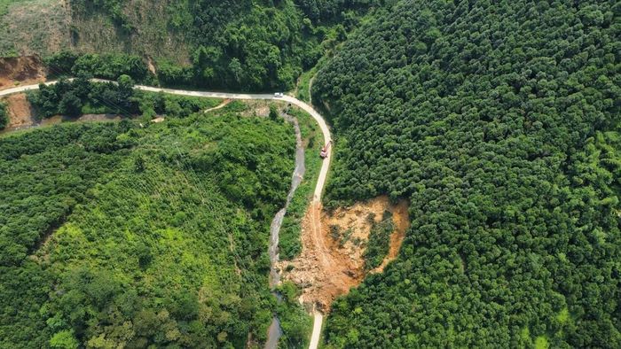Đây là tuyến đường độc đạo của khu dân cư thôn Làng Câu Trên cũ ra ngoài trung tâm xã và các khu vực lân cận khác.