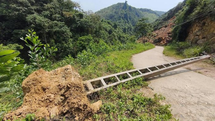 Cột điện bị đổ do sạt lở đất, đá.