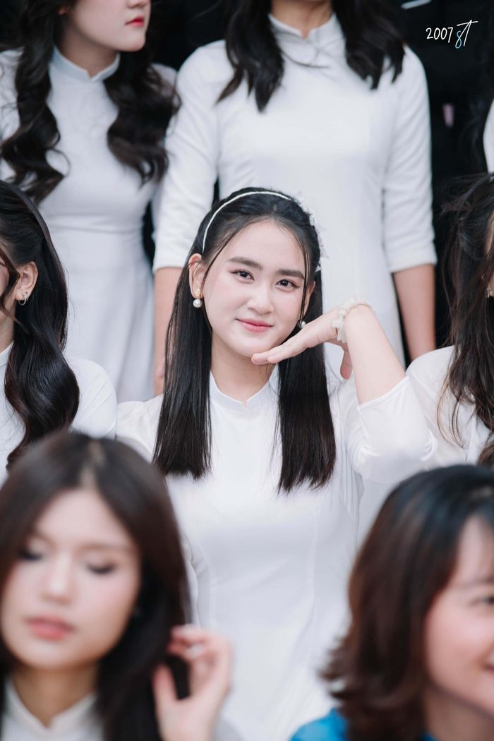 Tuệ Giang là người đầu tiên trong hai chị em chạm tới cánh cửa Thanh Hoa. Năm 2025, nữ sinh giành học bổng 50% học phí vào Viện Tân Nhã (Xinya College). Ảnh: NVCC