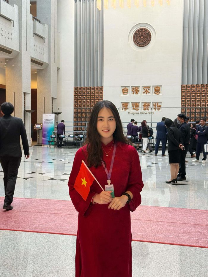 Tuệ Giang vinh dự được là một trong những sinh viên đón Tổng Bí thư, Chủ tịch nước Tô Lâm và Đoàn đại biểu cấp cao đã tới thăm Đại học Thanh Hoa. Ảnh: NVCC