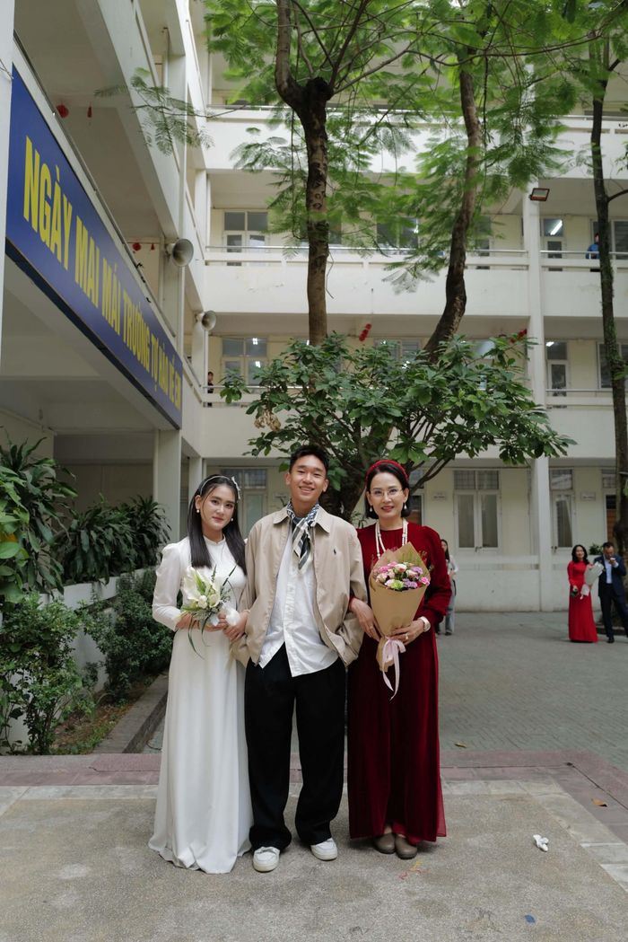 Tuệ Giang và Khoa Vũ cùng mẹ. Ảnh: NVCC