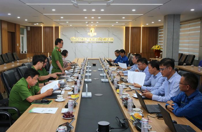 Đoàn kiểm tra Phòng cháy, chữa cháy và Cứu nạn, cứu hộ Công an tỉnh Quảng Ngãi và Ban Quản lý Khu kinh tế Dung Quất và các Khu công nghiệp tỉnh Quảng Ngãi làm việc tại BSR. Ảnh BSR