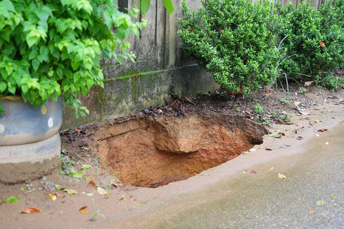 Hố sụt xảy ra tại xã Hiếu Giang, tỉnh Quảng Trị có dạng hình tròn, sâu khoảng 3m, diện tích bề mặt khoảng 1,5m² theo kiểu hàm ếch. Ảnh: Võ Linh