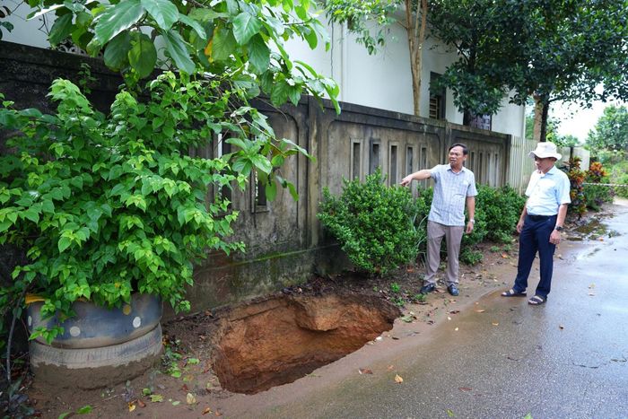 Lãnh đạo xã Hiếu Giang, tỉnh Quảng Trị kiểm tra nắm bắt hố sụt và kiến nghị các cơ quan chức năng để có biện pháp xử lý. Ảnh: Võ Linh
