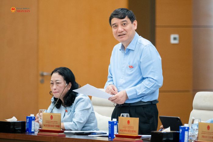 Chủ nhiệm Ủy ban Văn hóa và Xã hội Nguyễn Đắc Vinh trình bày báo cáo thẩm tra sơ bộ dự án Luật sửa đổi, bổ sung một số điều của Luật Bảo hiểm xã hội. Ảnh: Phạm Thắng