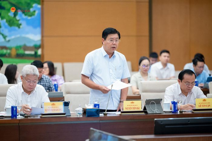 Bộ trưởng Bộ Nội vụ Nguyễn Tiến Hải trình bày Tờ trình dự án Luật