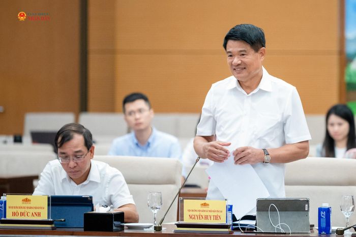 Viện trưởng Viện kiểm sát nhân dân tối cao Nguyễn Huy Tiến trình bày Tờ trình dự án Nghị quyết