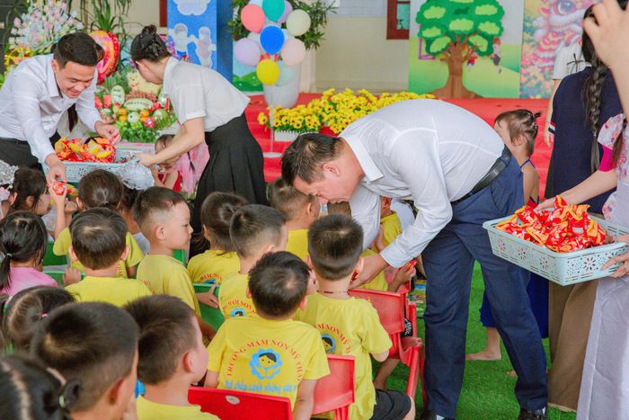 Đồng chí Phạm Văn Hải, Phó Bí thư Đảng ủy, Chủ tịch UBND xã Mỹ Thái thăm và tặng quà học sinh tại trụ sở chính Trường mầm non Mỹ Thái số 1 nhân dịp Tết Trung thu.