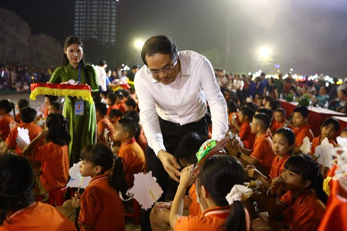 Bí thư Tỉnh ủy Thái Nguyên Trịnh Xuân Trường tặng quà cho các em thiếu nhi. Ảnh: Đồng Thưởng.