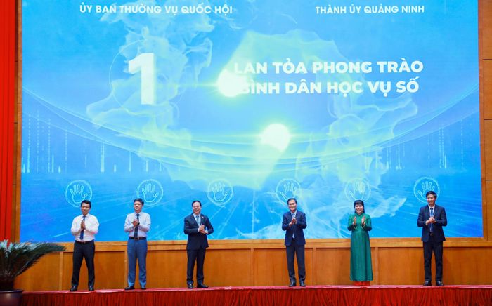 Các đại biểu bấm nút khởi động đợt cao điểm học tập bộ học liệu đa phương tiện. Ảnh: Minh Hà