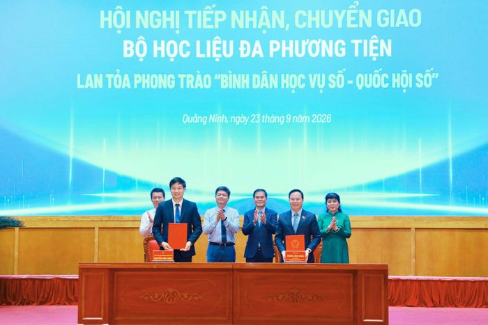 Các đại biểu ký kết biên bản tiếp nhận, bàn giao bộ học liệu đa phương tiện. Ảnh: Minh Hà